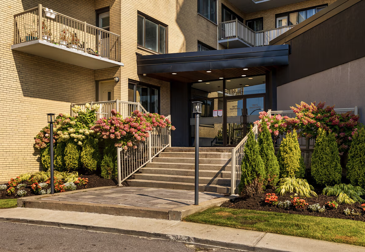 4875 Rue Dufferin #501 - Photo 2 of 12