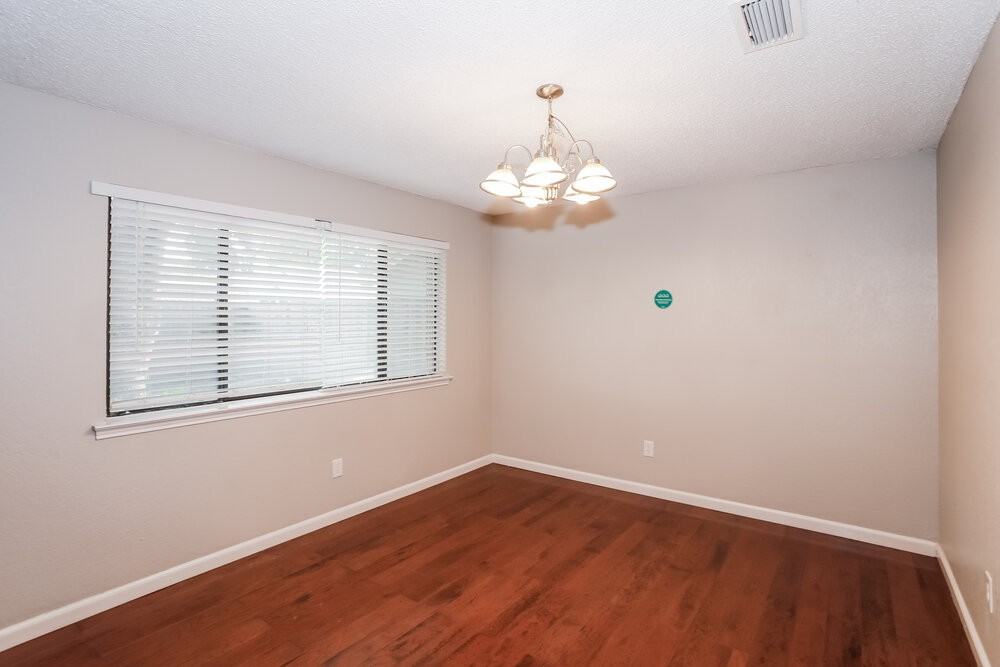 2614 Berkshire Ln - Photo 5 of 17