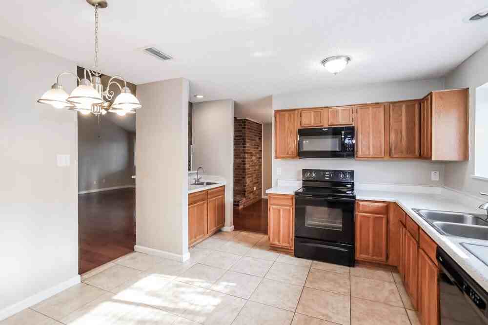 2614 Berkshire Ln - Photo 7 of 17