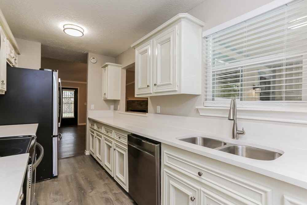 16310 Ulysses St - Photo 7 of 16