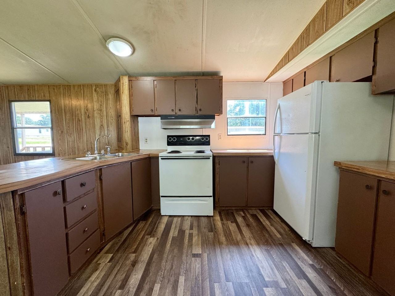 225 Community Dr - Photo 4 of 17