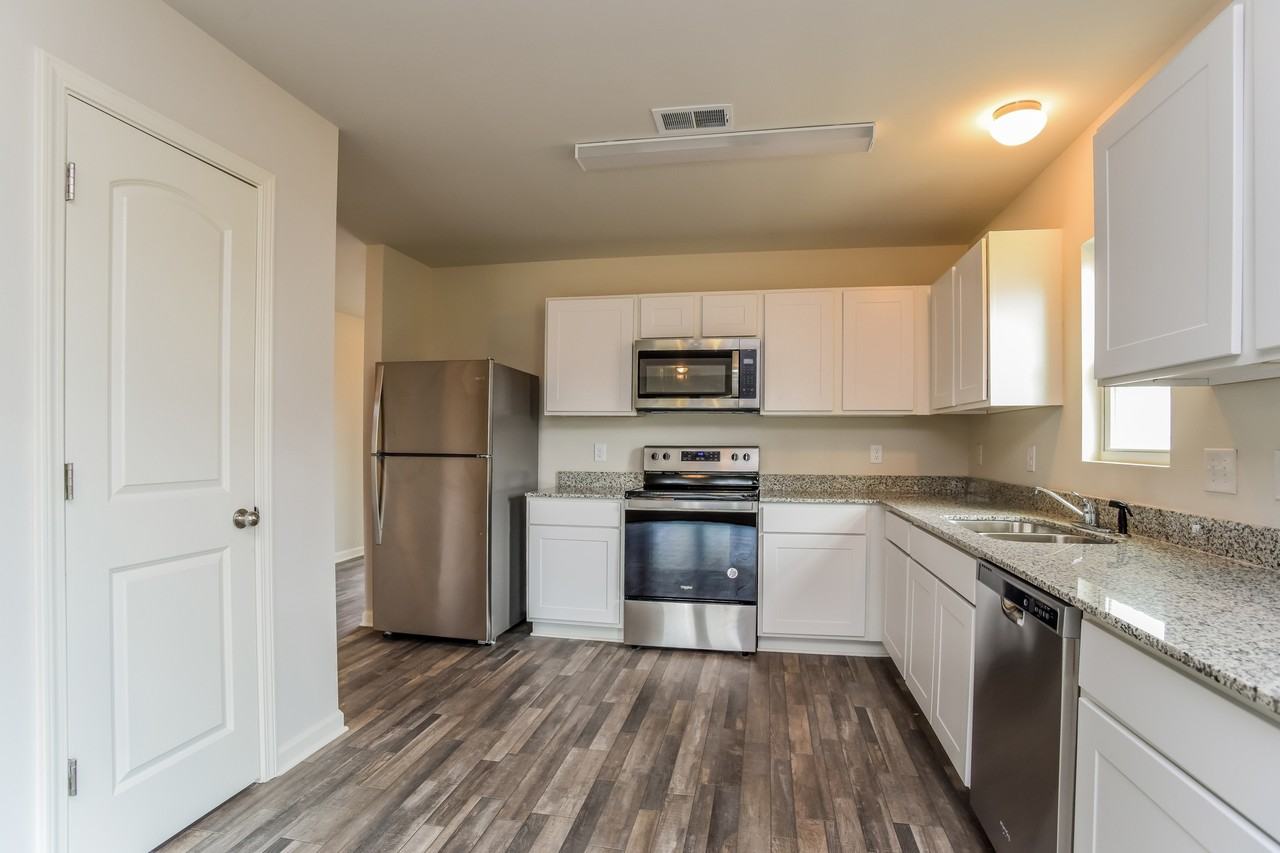 4037 Lake Russell Dr - Photo 2 of 21