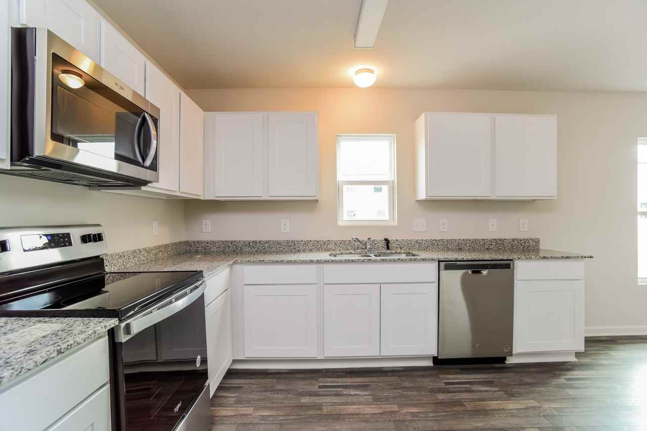 4037 Lake Russell Dr - Photo 3 of 21