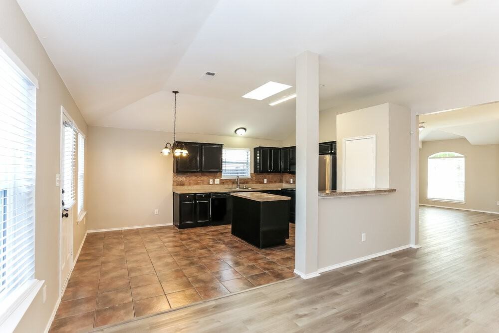 1755 Reynolds St - Photo 5 of 16