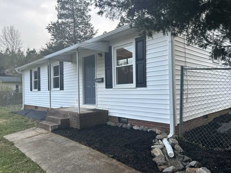 442 Riverdale Rd - Photo 3 of 14