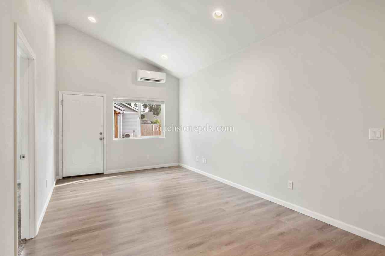 826 Se 155th Ave #B - Photo 5 of 22