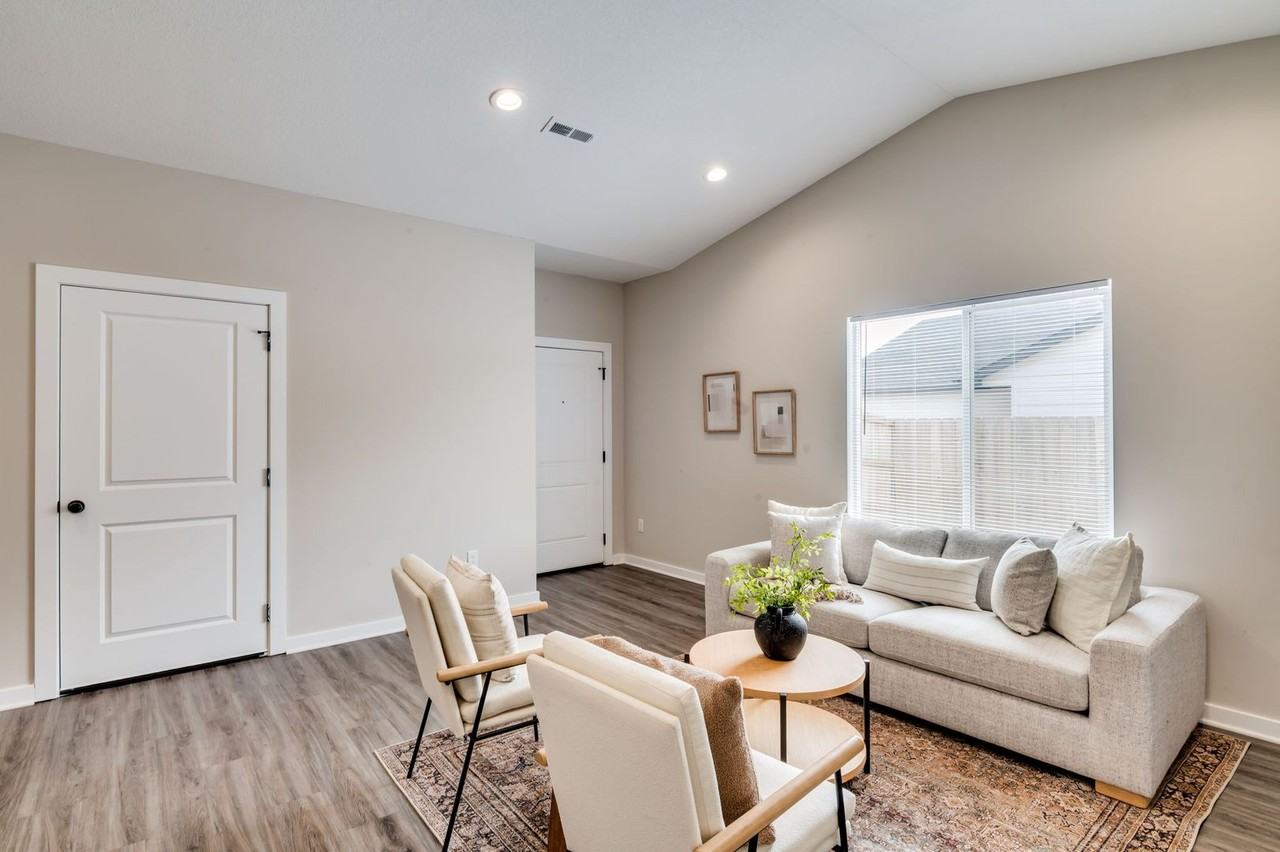 808 Fox Ridge St - Photo 3 of 13