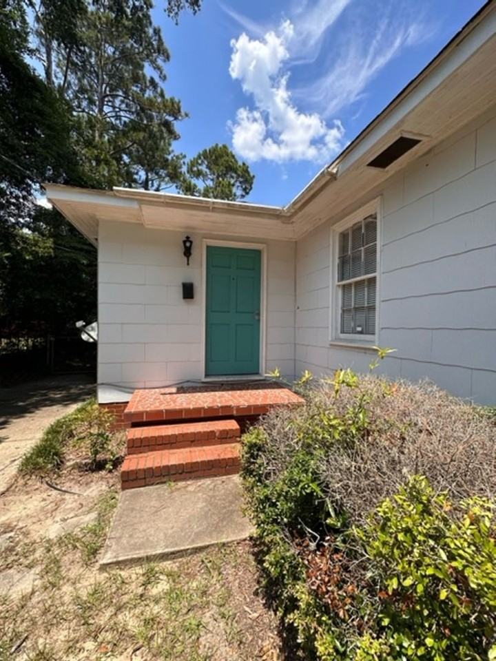 1005 W Moore St - Photo 2 of 12