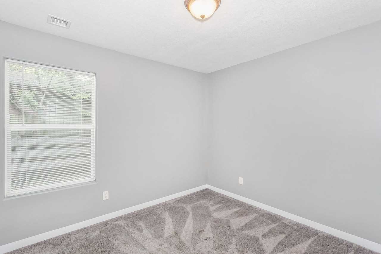 1042 S Vassar St - Photo 5 of 12