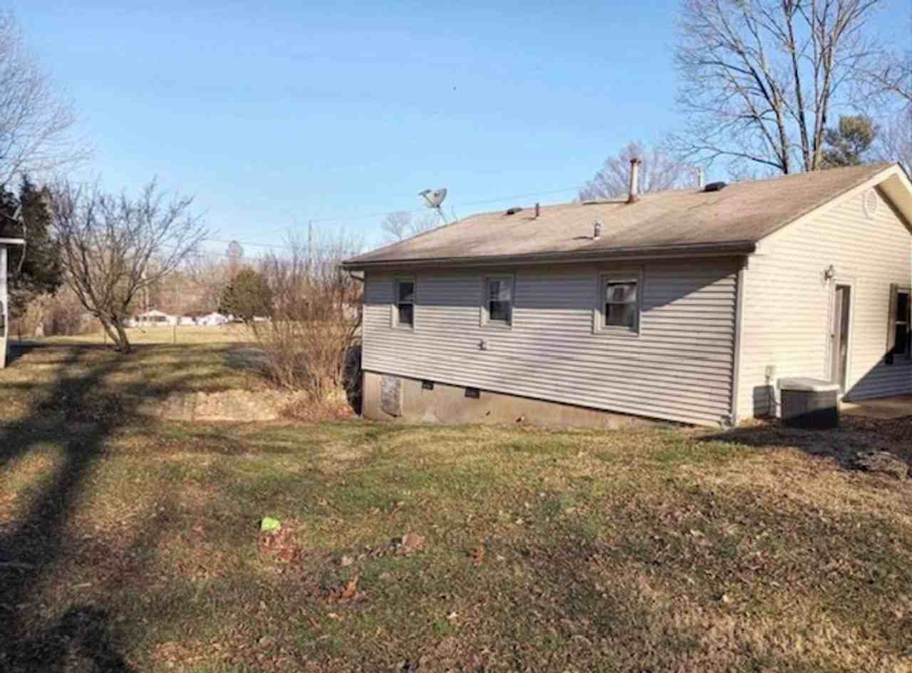 744 Chandler Ave - Photo 4 of 19