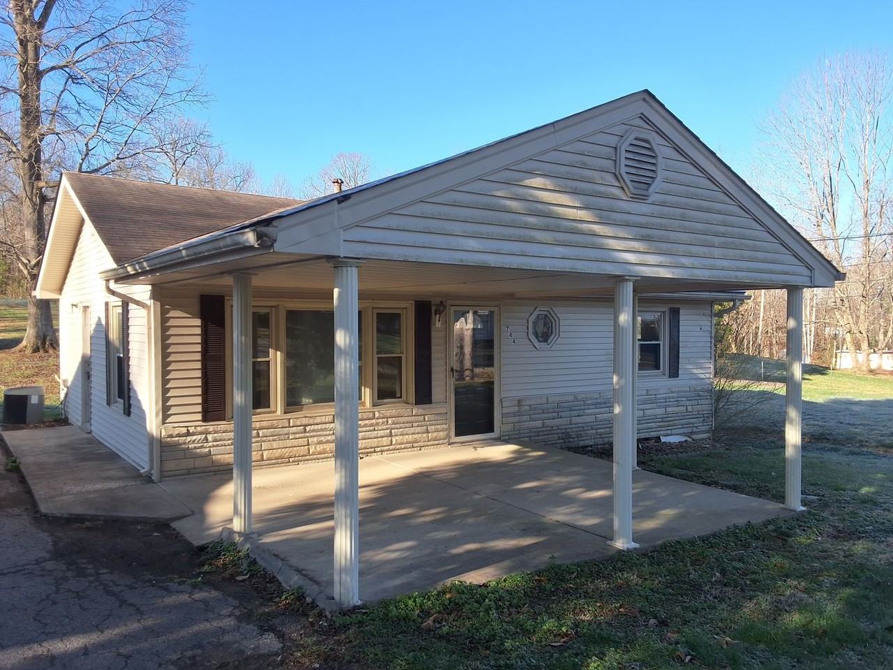 744 Chandler Ave - Photo 5 of 19