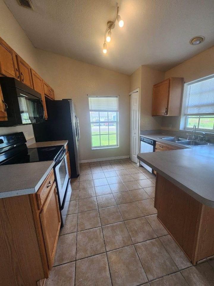 161 Eagle Point Blvd - Photo 7 of 9