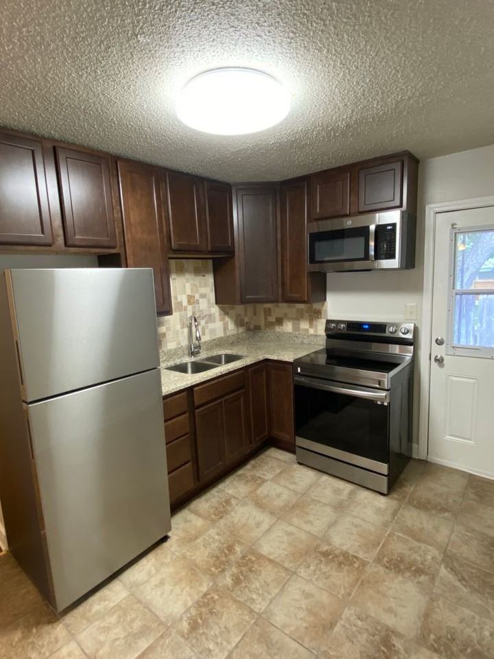 1505 N 62nd Ave - Photo 3 of 8