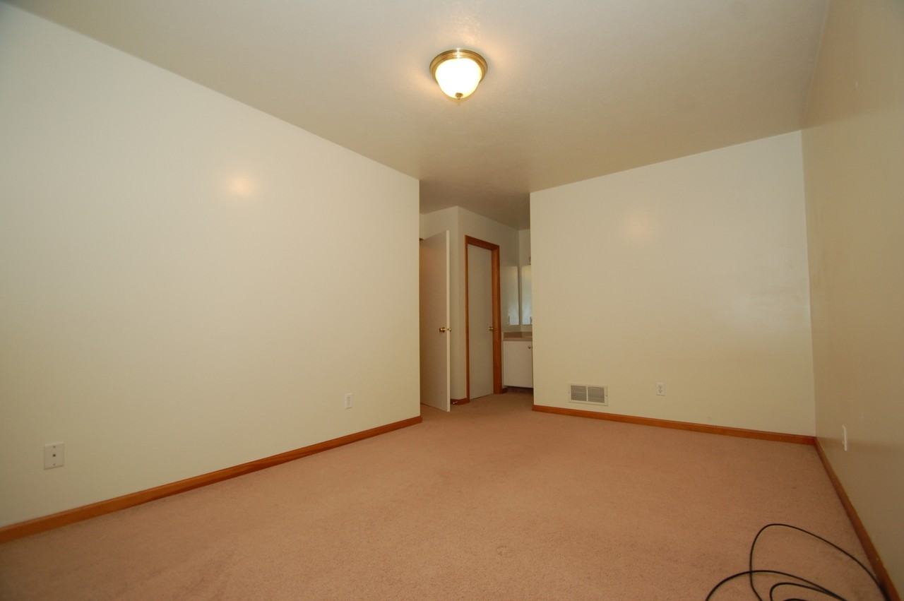 527 S Silverwood Ln #B - Photo 4 of 10