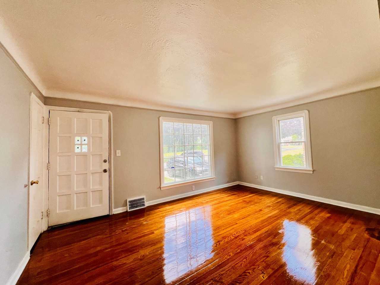 8606 Rosewood Ave - Photo 3 of 18