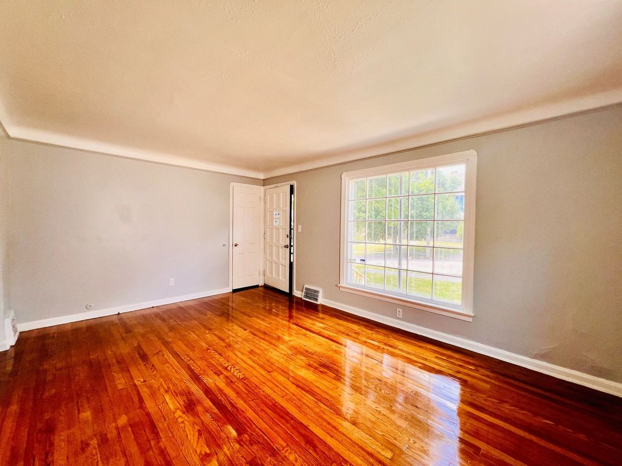 8606 Rosewood Ave - Photo 5 of 18