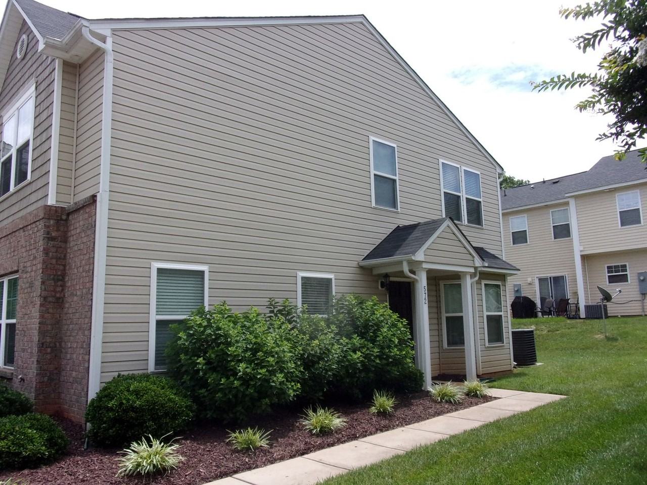 572 Fawnborough Ct - Photo 4 of 5