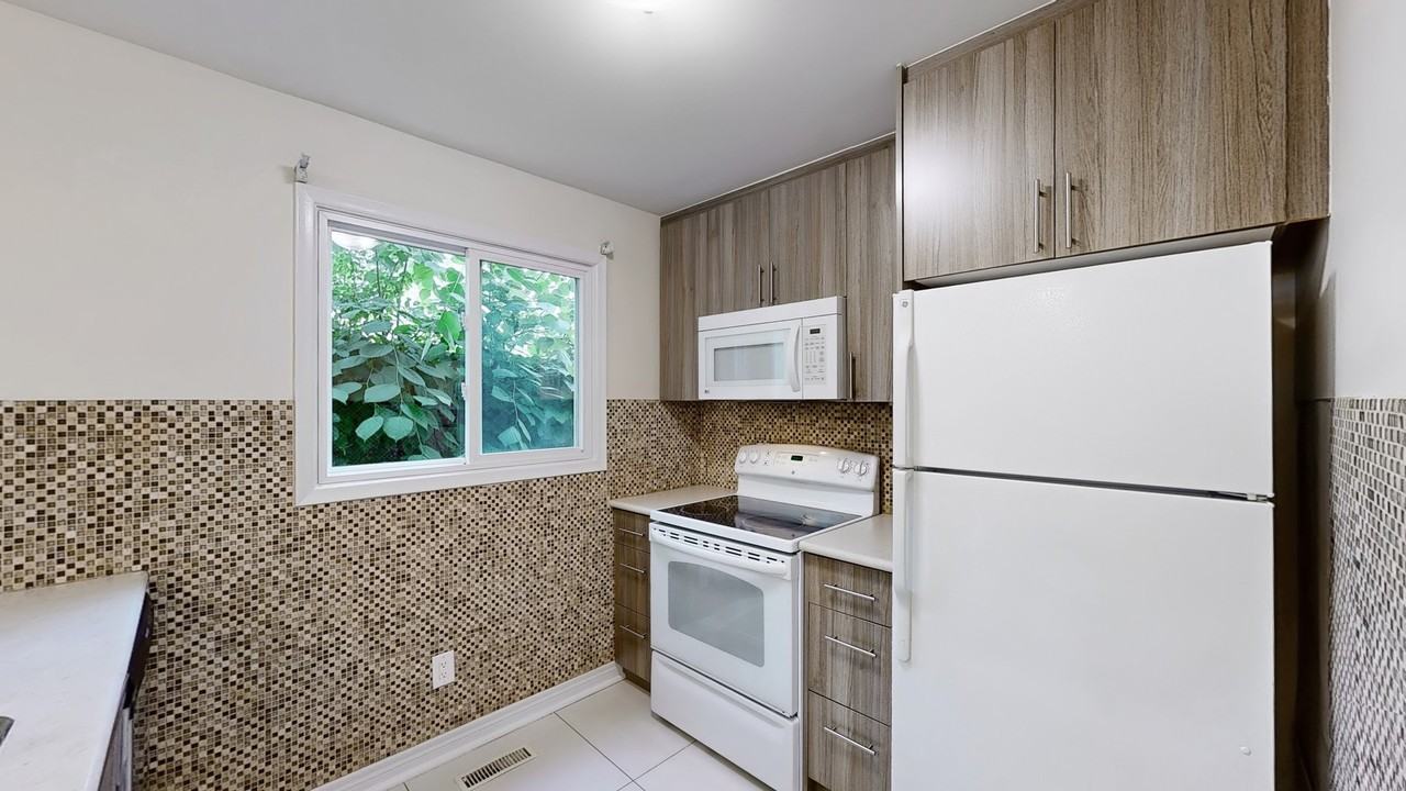 Bathurst St & Farrell Ave - Photo 3 of 22