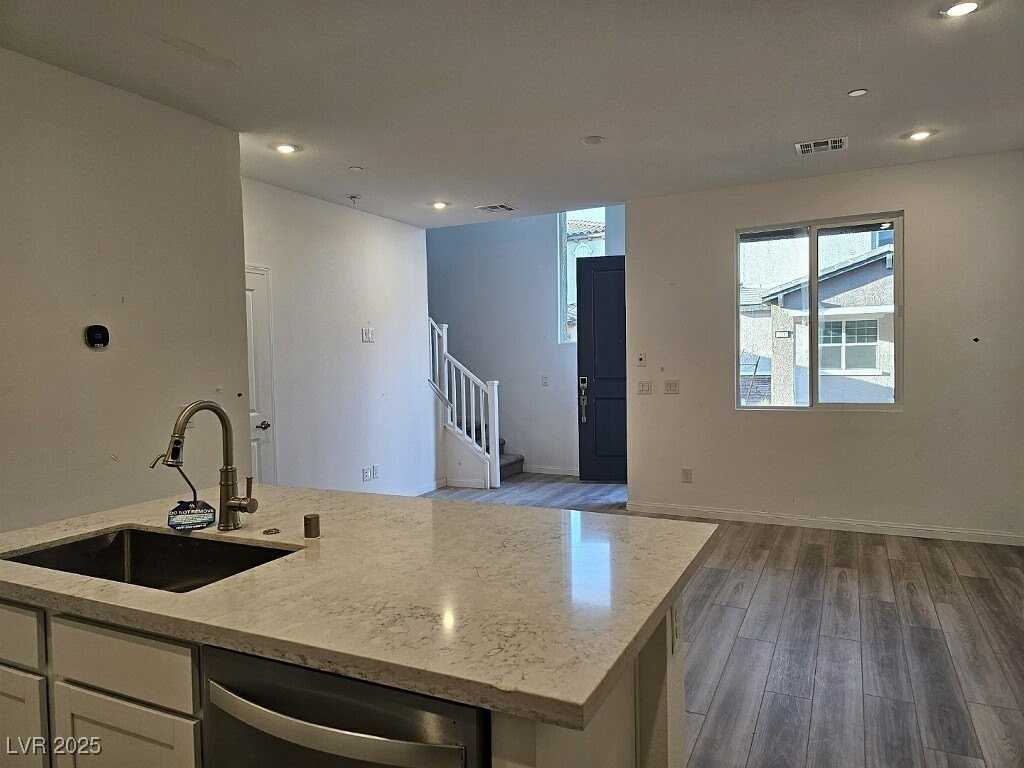 212 Wewatta Ave - Photo 3 of 24