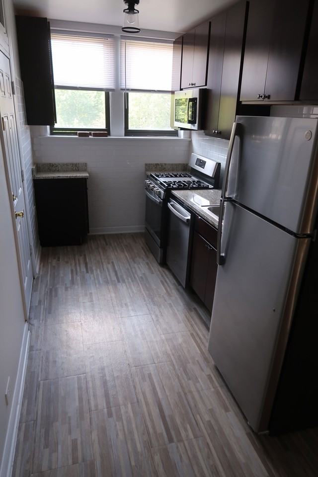 6372 N Hermitage Ave - Photo 2 of 8