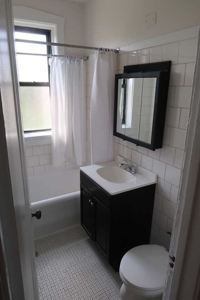 6372 N Hermitage Ave - Photo 4 of 8