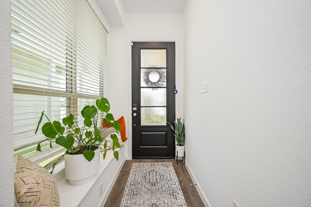 5630 Amber Brook Ln - Photo 3 of 32