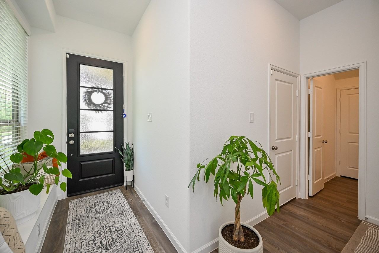 5630 Amber Brook Ln - Photo 4 of 32