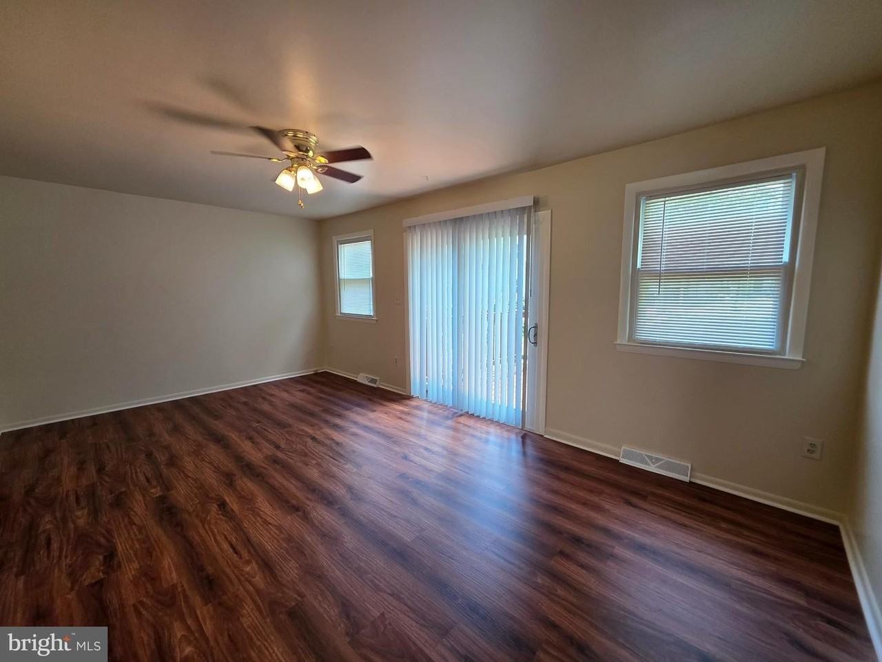 822 Calvert Towne Dr - Photo 3 of 17