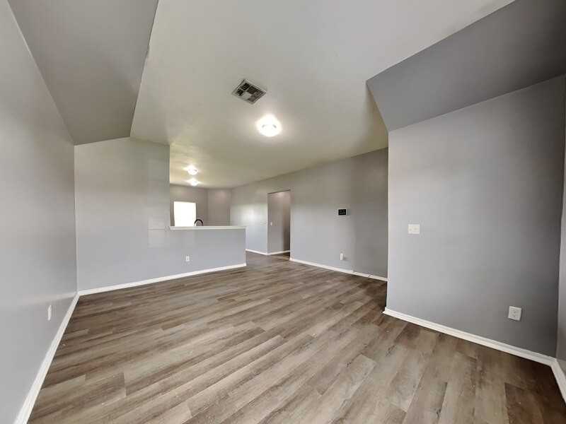 1685 Sussex St - Photo 2 of 18