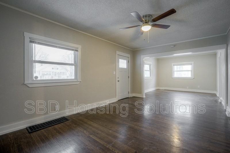 1211 S Maywood Ave - Photo 2 of 8