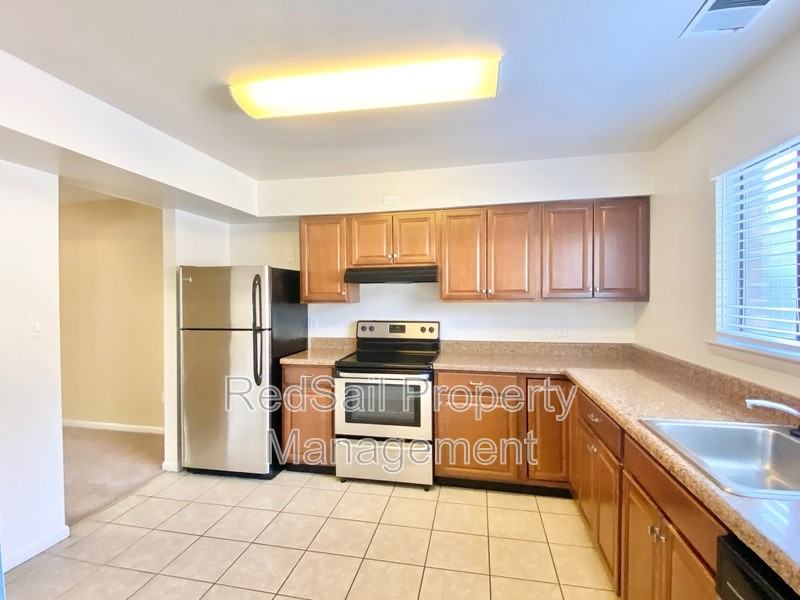 1058 Willow Green Dr - Photo 3 of 20