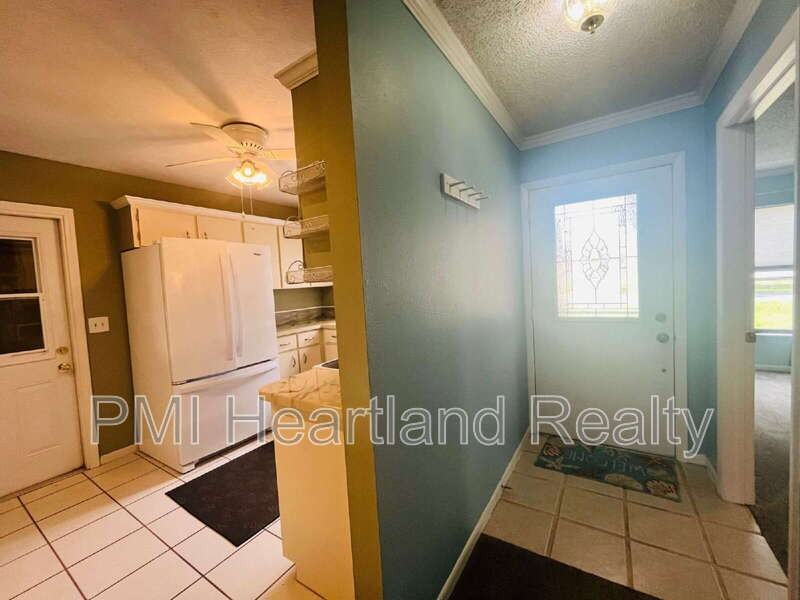 156 Parkview Cir - Photo 3 of 22