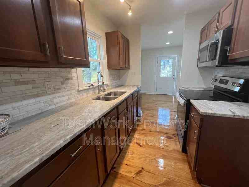 407 Gruber St - Photo 2 of 11