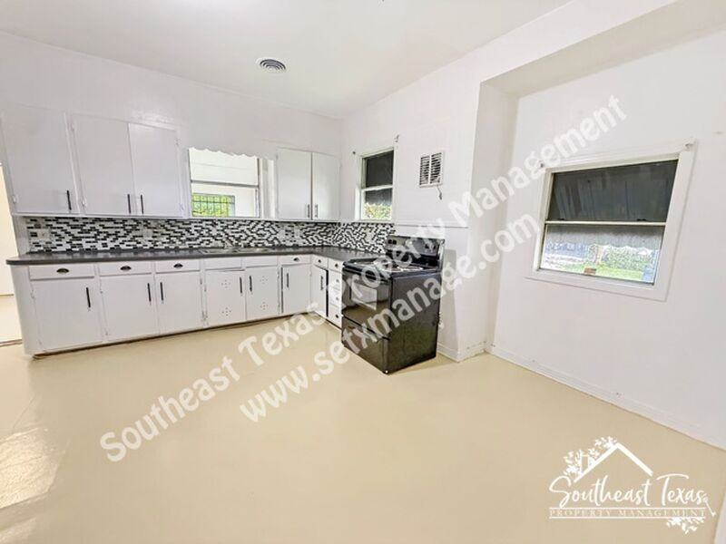 1500 Avenue C - Photo 3 of 14