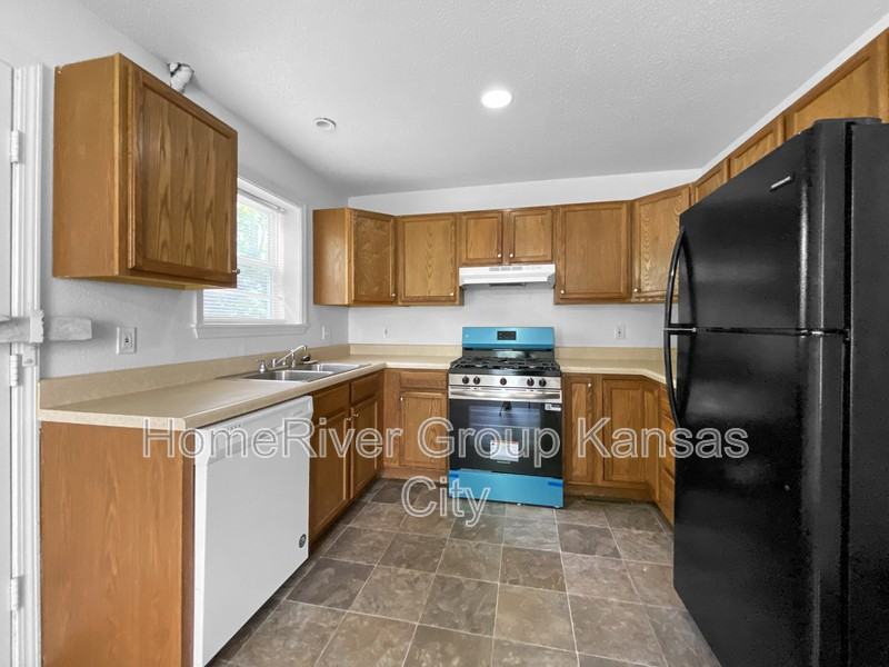 1614 E 37th St - Photo 3 of 18