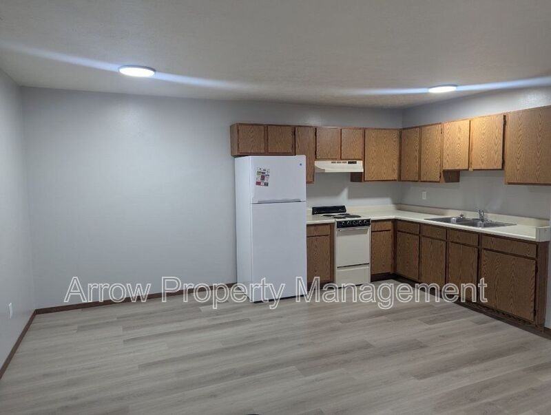 305 E N St - Photo 2 of 6