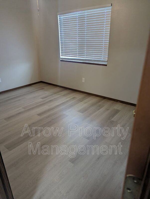 305 E N St - Photo 3 of 6