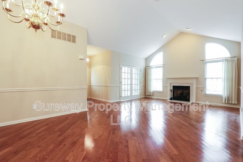 240 Sugarberry Ln - Photo 3 of 25