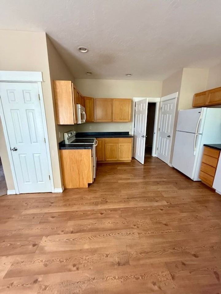 226 E River Rock Rd - Photo 6 of 38
