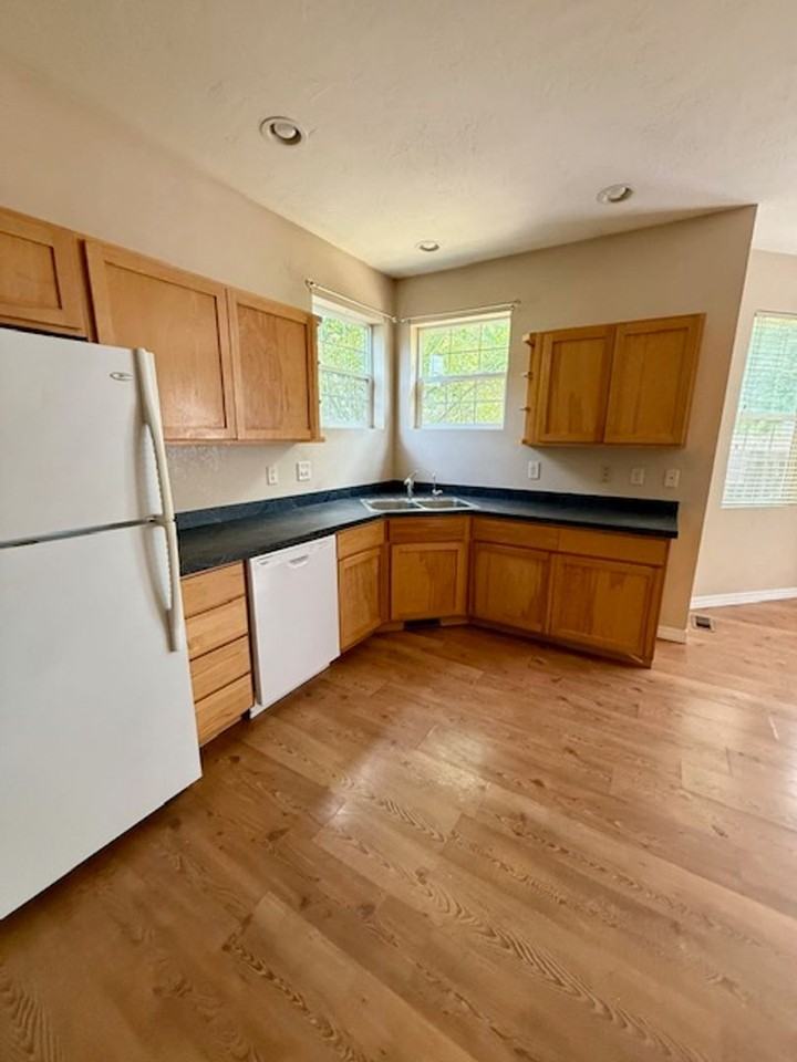 226 E River Rock Rd - Photo 7 of 38