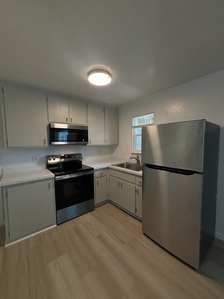 935 Kenwood Avenue - Photo 2 of 8