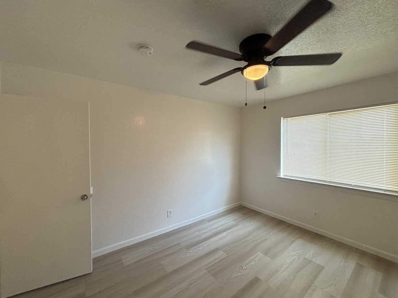 935 Kenwood Avenue - Photo 3 of 8