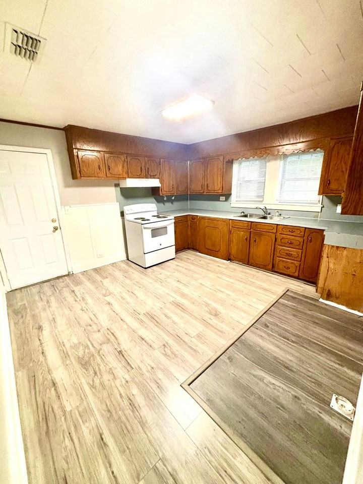 257 N Pine Ave - Photo 2 of 8