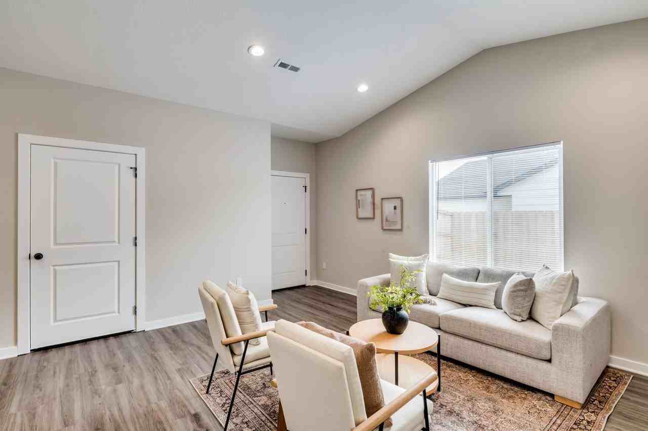 822 Fox Ridge St - Photo 3 of 13