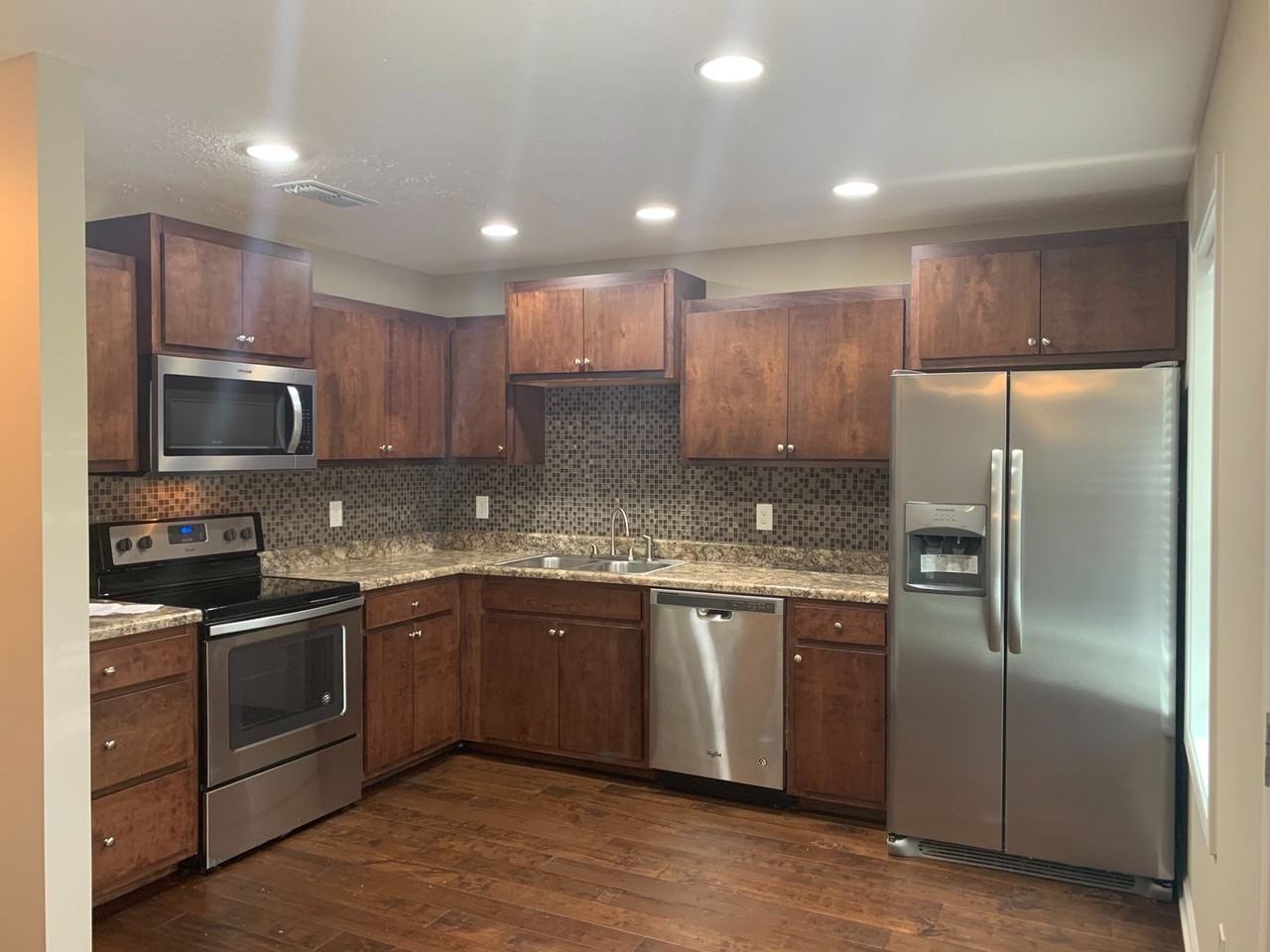 429 Oakwood Rd - Photo 4 of 22