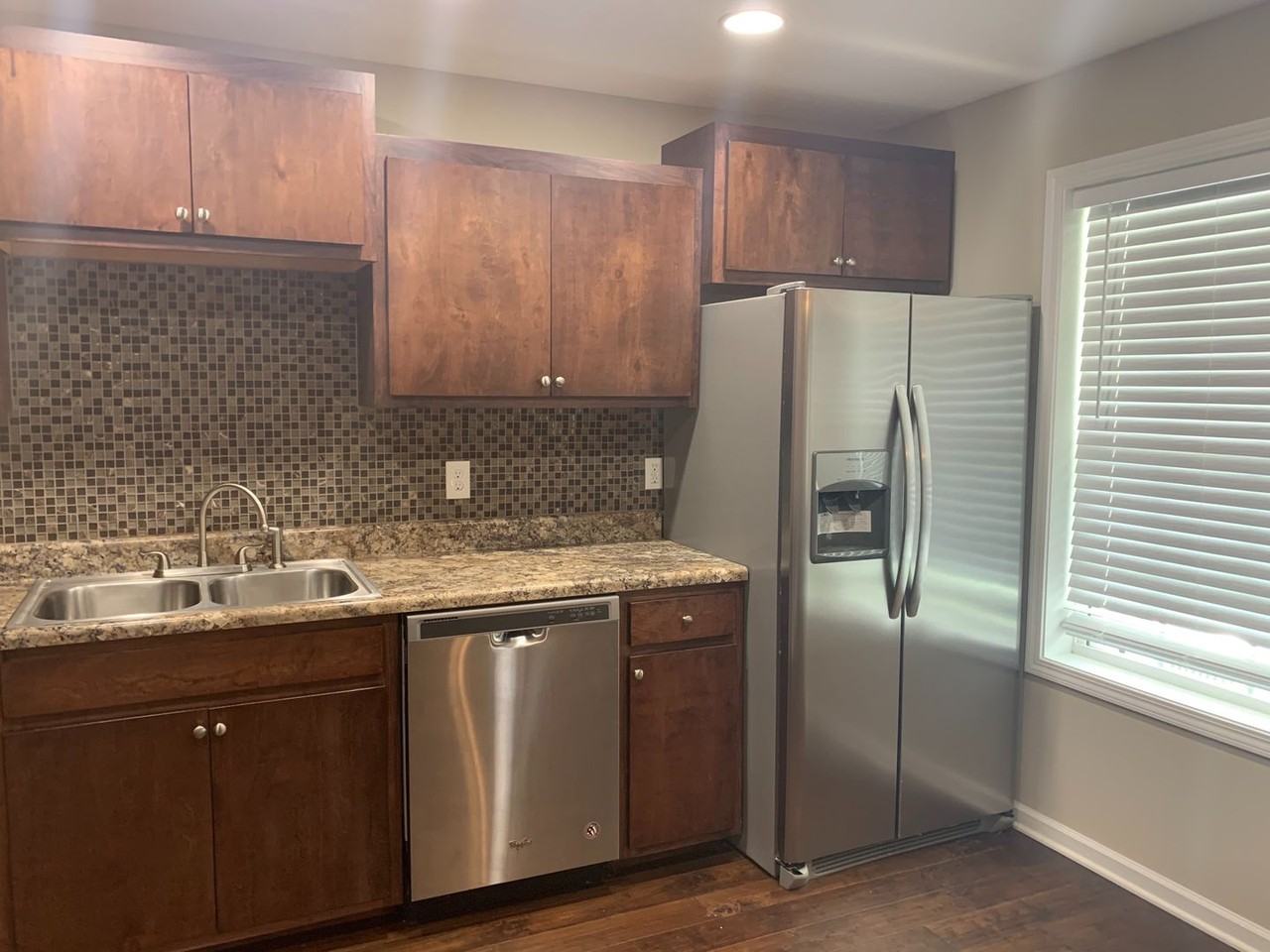 429 Oakwood Rd - Photo 5 of 22