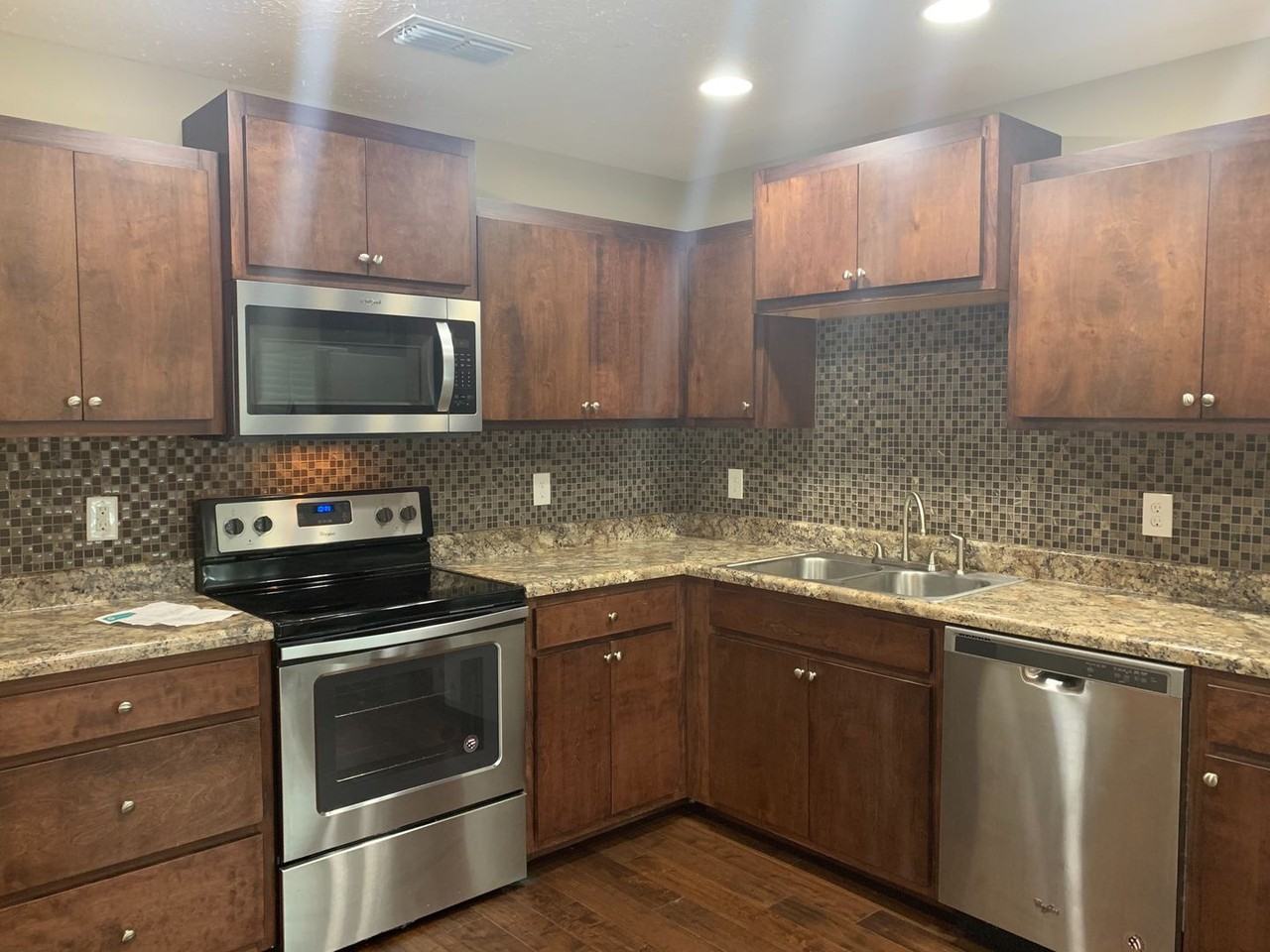 429 Oakwood Rd - Photo 6 of 22