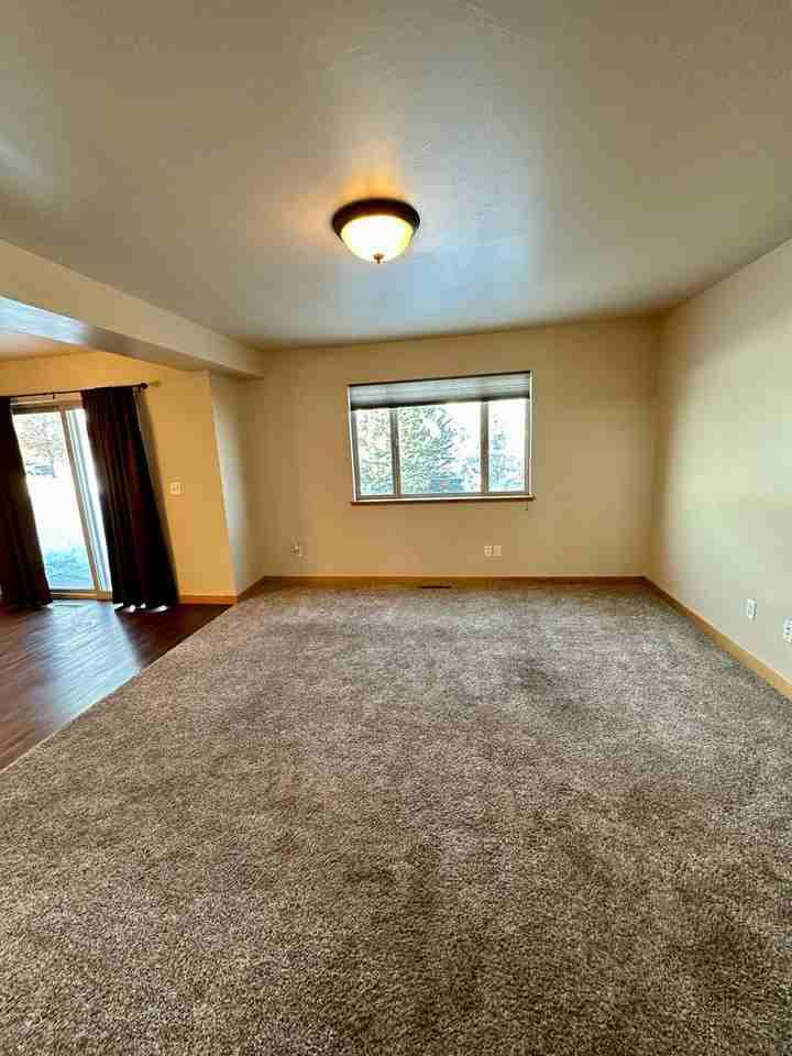 4074 Broadwater Ct - Photo 3 of 20