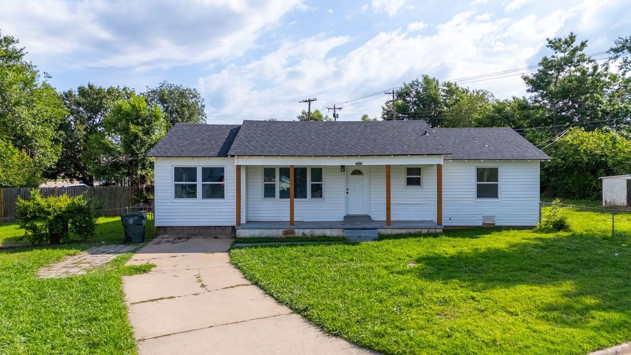 4000 Woodside Dr - Photo 2 of 24