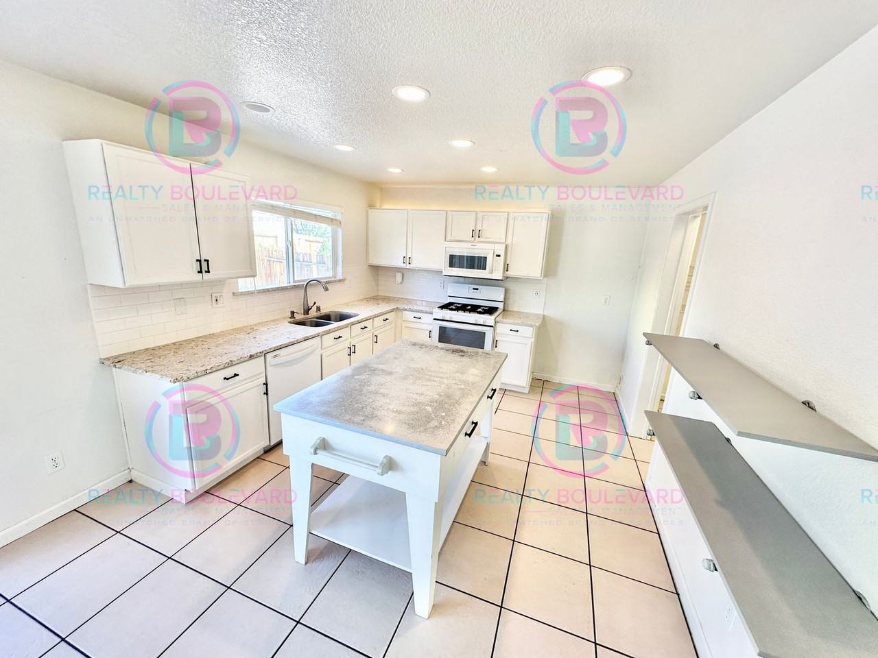 9685 Canyon Meadows Dr - Photo 3 of 22